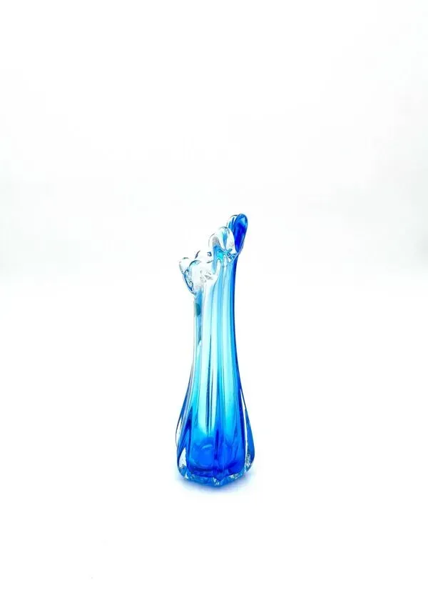 Illustration numéro 5 du produit Vase Swing Sculptural – Verre Étiré Bleu Azur – Artisanat Coréen 1970