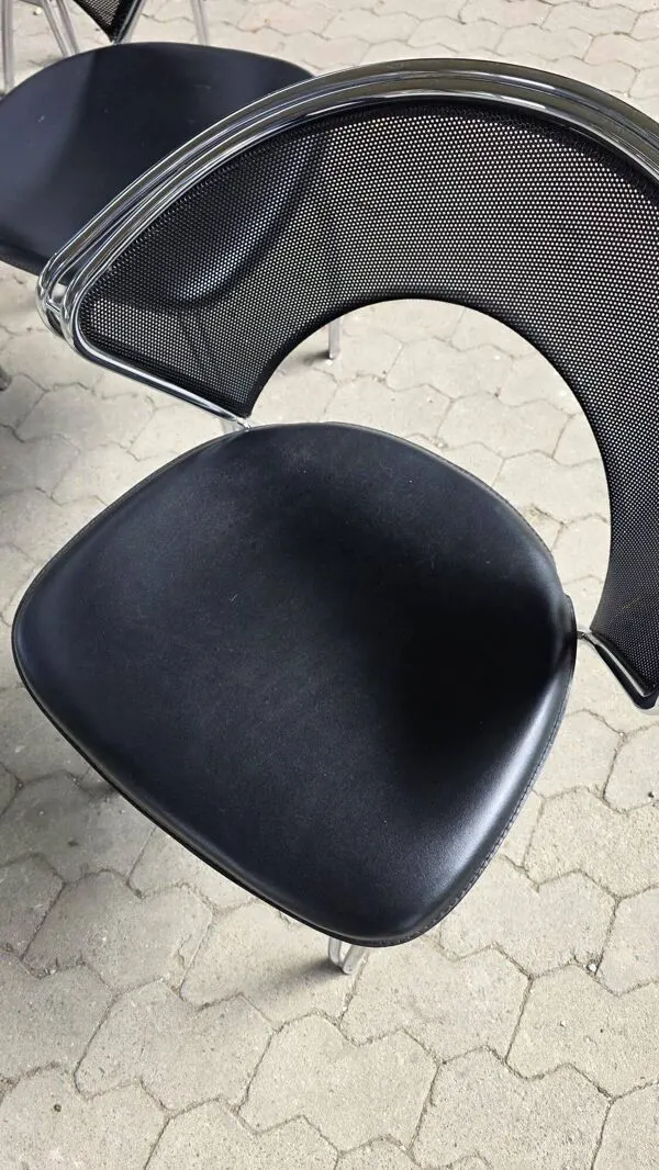 Illustration numéro 5 du produit 4 chaises postmodernes chrome et maille perforées, Italie, 1980