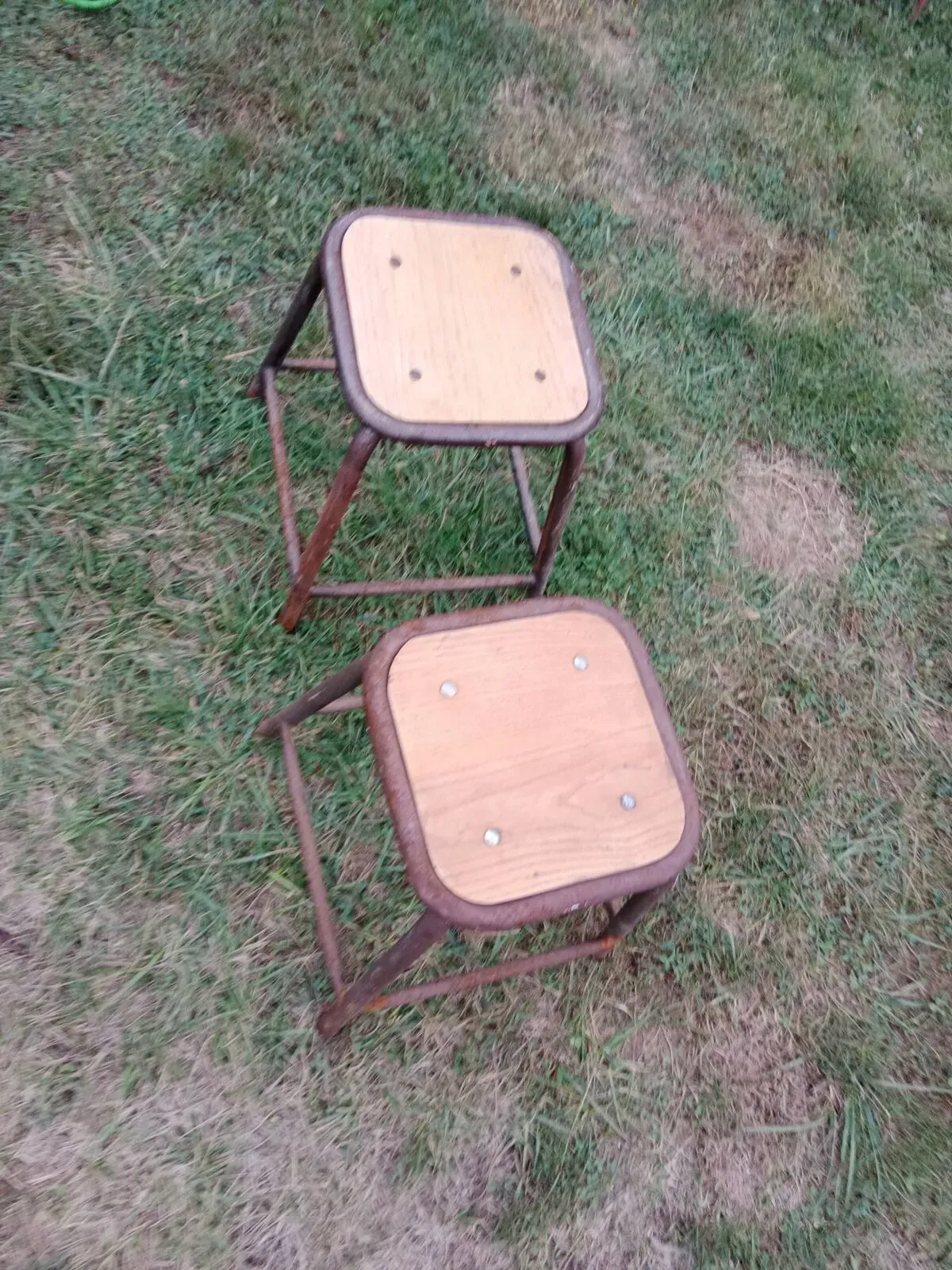 Illustration numéro 5 du produit 2 tabourets