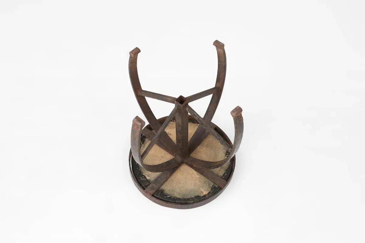 Illustration numéro 5 du produit Tabouret industriel en métal noir avec structure unique, France ca. 1920