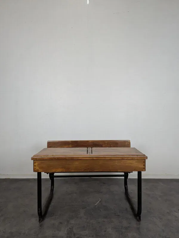 Illustration numéro 5 du produit Bureau d'écolier moderniste