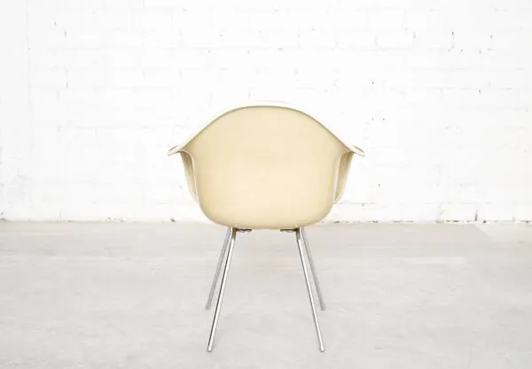 Illustration numéro 5 du produit Chaise en fibre de verre Dax Off-White par Charles et Ray Eames pour Vitra
