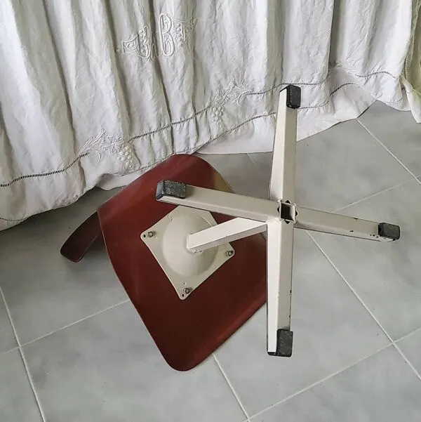 Illustration numéro 5 du produit Ensemble bureau et sa chaise années 60