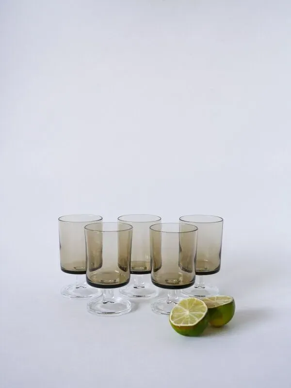 Illustration numéro 5 du produit Lot de 5 verres à vin en verre fumé Made in France 1970