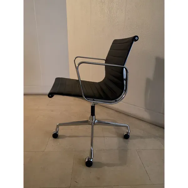 Illustration numéro 5 du produit Fauteuil ea108 de Charles Eames édition Vitra