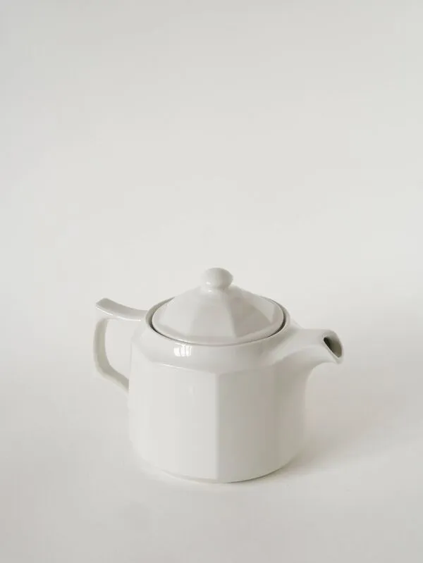 Illustration numéro 5 du produit Théière en céramique facettée blanche, 1950