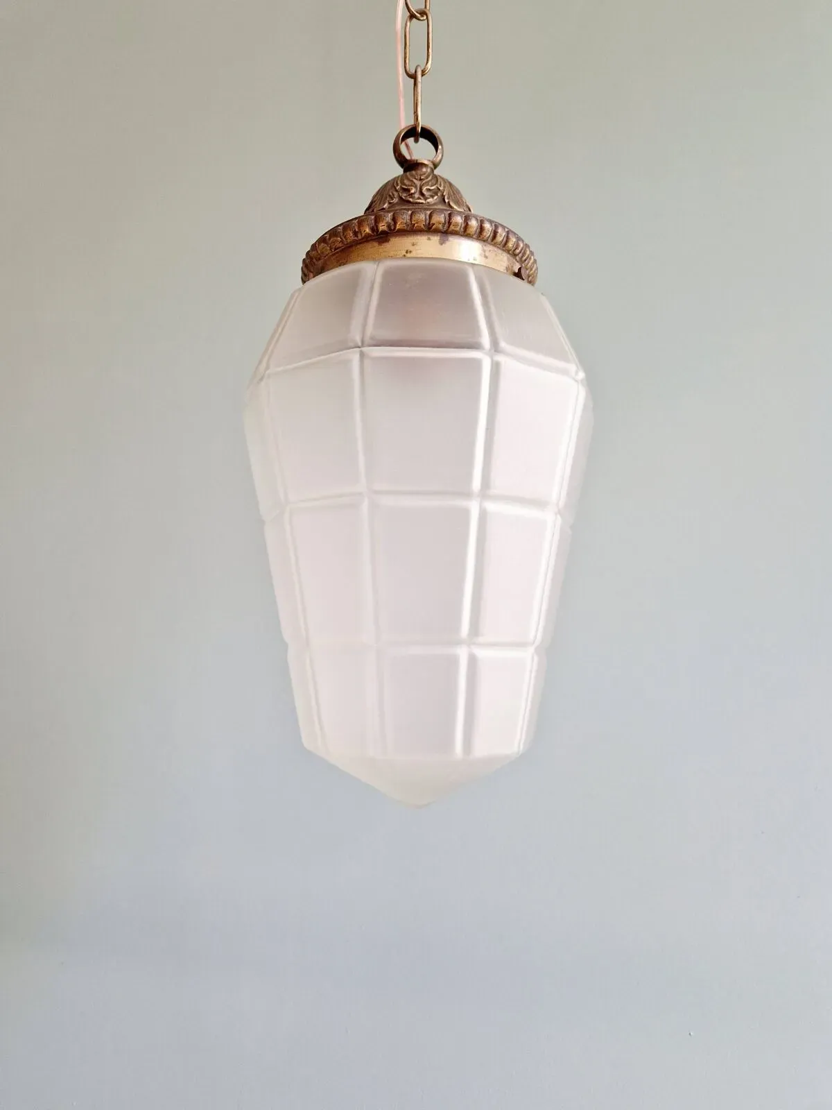 Illustration numéro 5 du produit Suspension Art Déco en verre satiné à facettes, années 1920