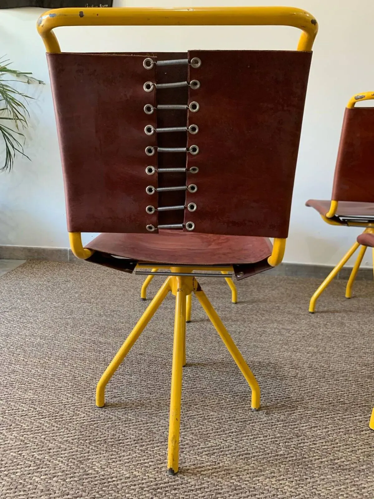 Illustration numéro 5 du produit Lot de 4 chaises cuir vintage