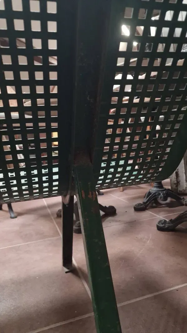 Illustration numéro 5 du produit Banc public en métal perforé vert vintage