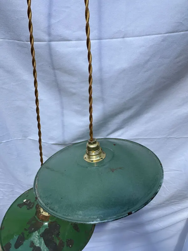Illustration numéro 5 du produit Paire de suspension ancienne en tôle émaillée verte et blanche