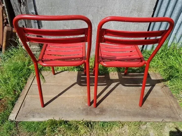 Illustration numéro 5 du produit 4 chaises tolix T2 en métal rouge et noir et table bistrot blanche vintage