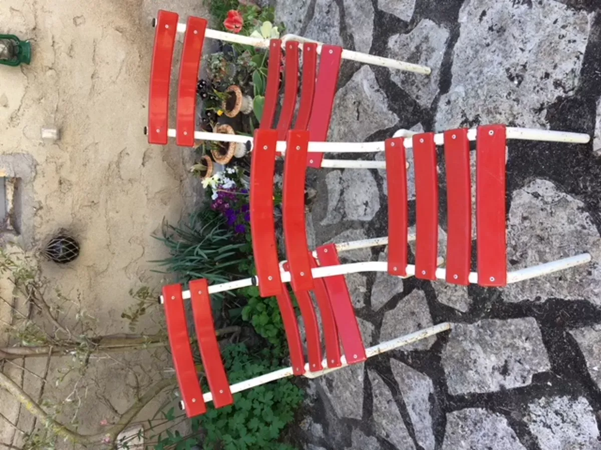 Illustration numéro 5 du produit Série de trous chaises de bistrot en tôle