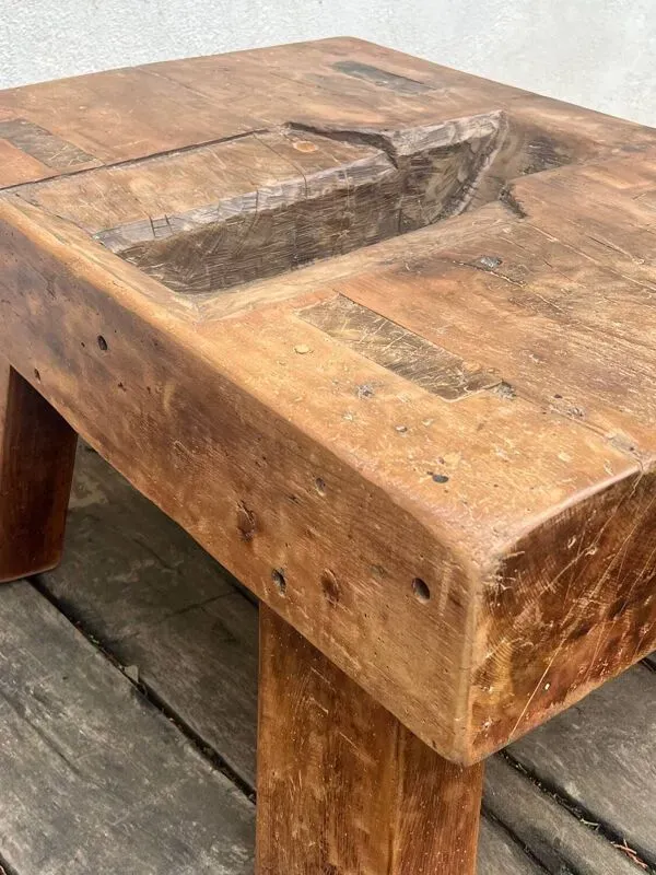 Illustration numéro 5 du produit Table basse brutaliste de métier en bois massif