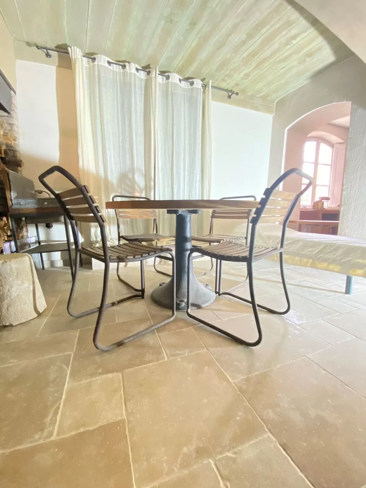 Illustration numéro 5 du produit table en chêne et de 5 chaises en bois