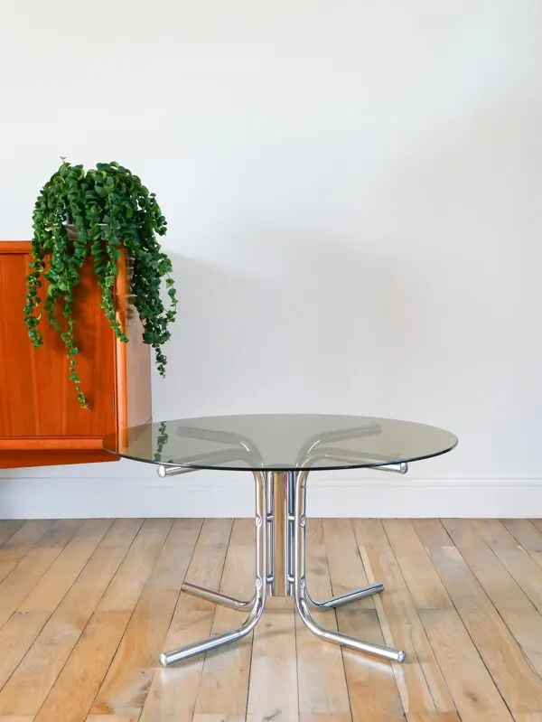Illustration numéro 5 du produit Table basse ronde en verre fumé et chrome, piètement étoile, design, 1970