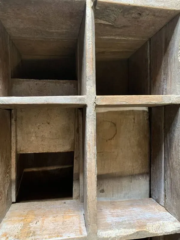 Illustration numéro 5 du produit Petit coffre indien, avec deux niveaux et plusieurs compartiments, pièce unique