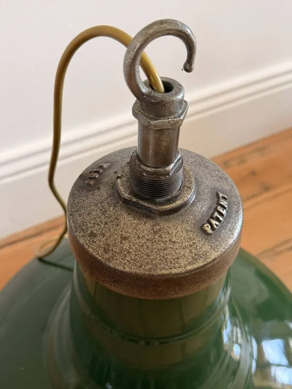 Illustration numéro 5 du produit Paire de Suspensions Industrielles Anciennes en Tôle Émaillée Verte