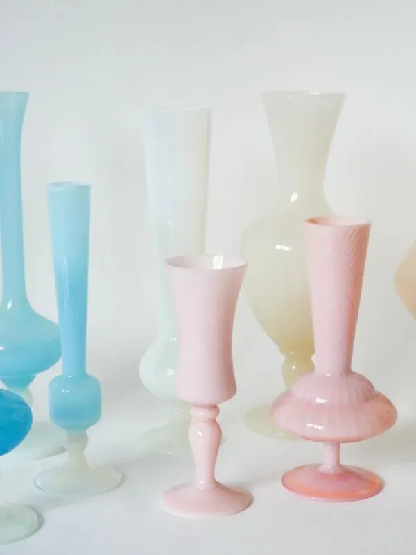 Illustration numéro 5 du produit Vase en opaline, rose à pieds blanc, 1960