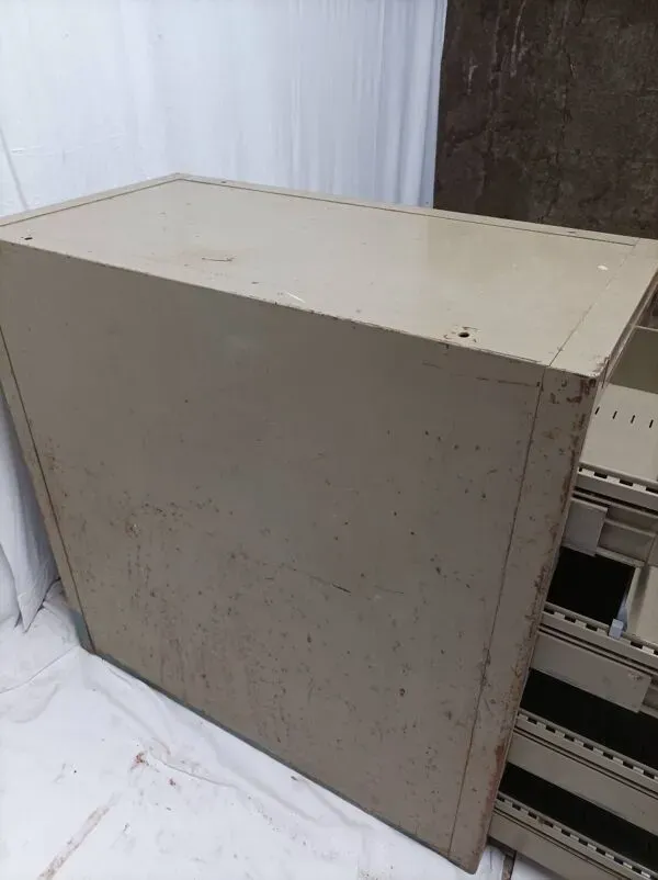 Illustration numéro 5 du produit Ancien casier métallique