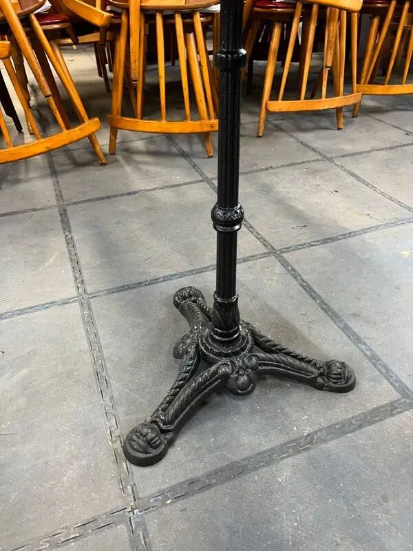 Illustration numéro 5 du produit Table en marbre