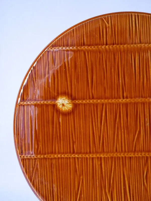 Illustration numéro 5 du produit Plat à gâteau en gien barbotine effet roseau tressé 1960