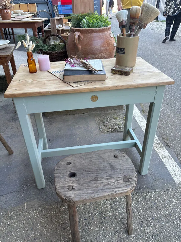 Illustration numéro 5 du produit Petite table d’école