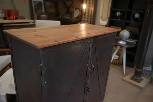 Illustration numéro 5 du produit Meuble buffet en métal riveté 1940