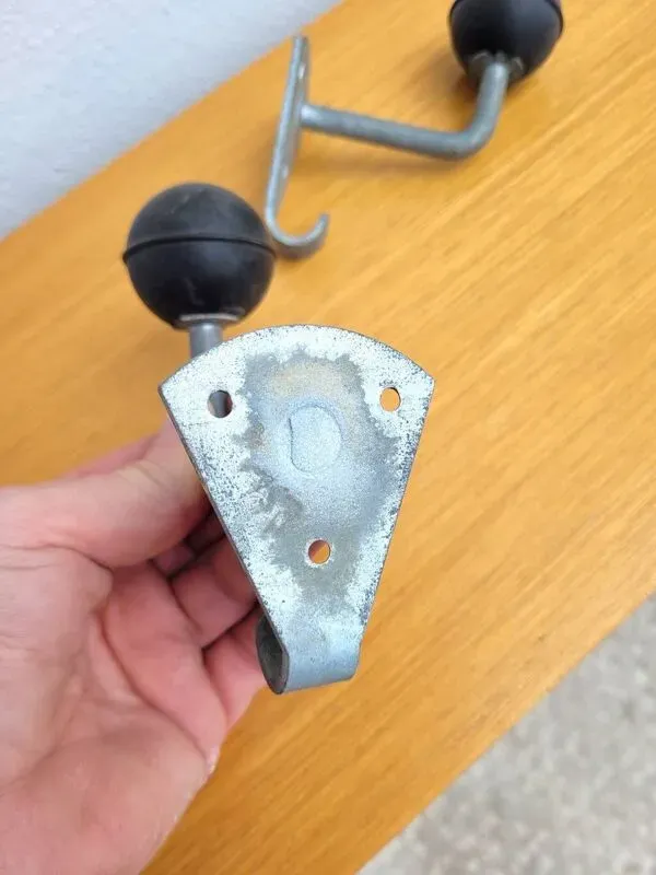 Illustration numéro 5 du produit 2 patères d'école anciennes