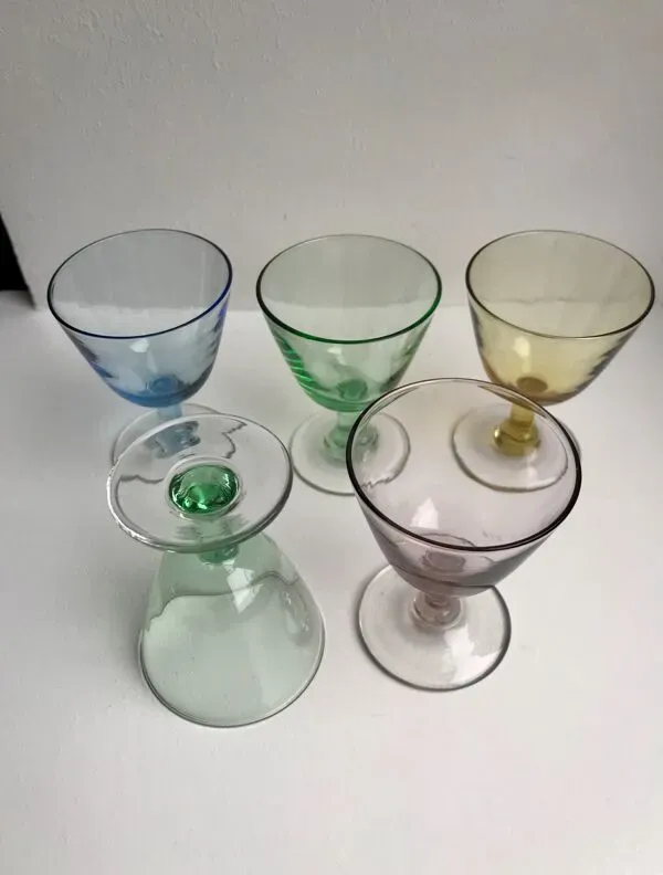 Illustration numéro 5 du produit Ensemble de 5 verres à pieds à liqueur en verre coloré années 70