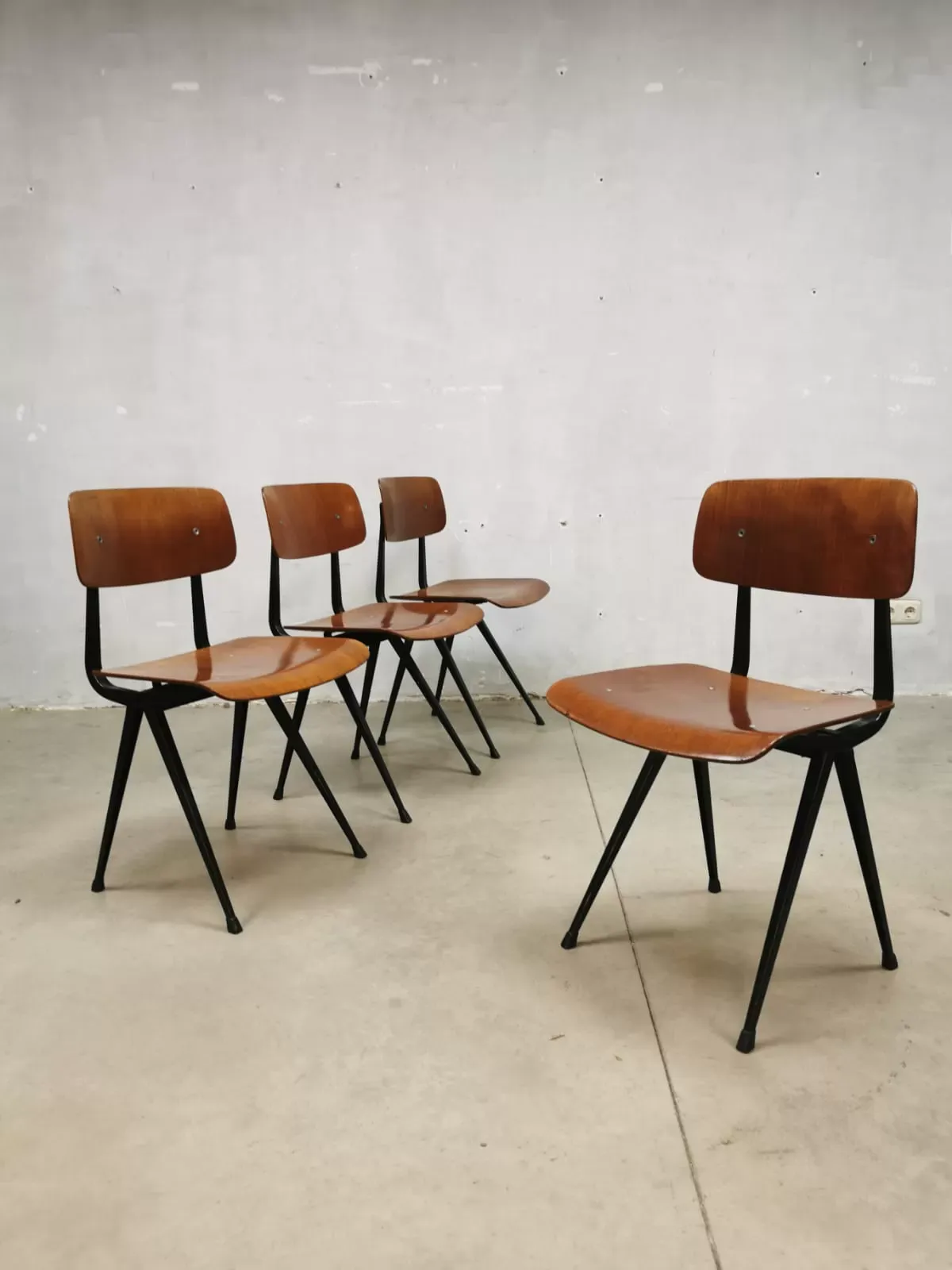 Illustration numéro 5 du produit Chaise d'école Result par Friso Kramer 1ère édition