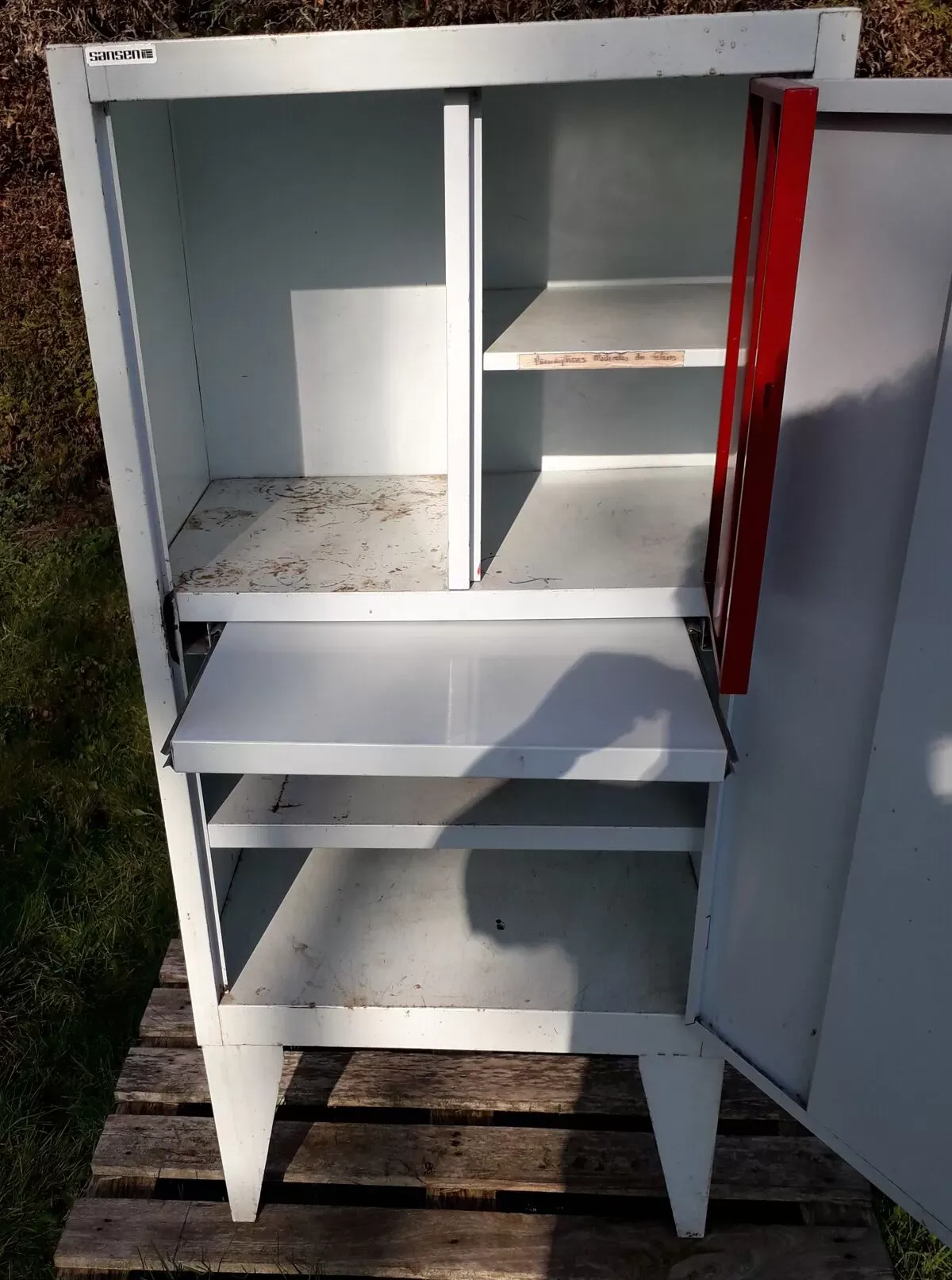 Illustration numéro 5 du produit Meuble industriel de rangement en métal