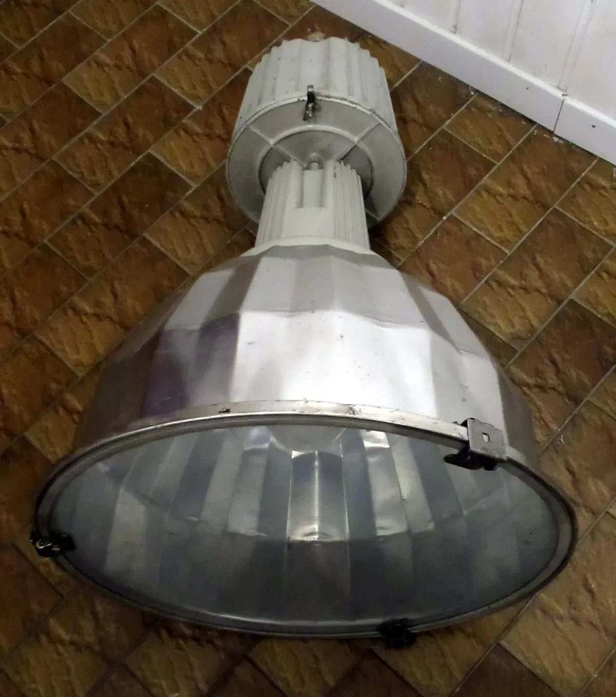 Illustration numéro 5 du produit Paire de luminaires industriels