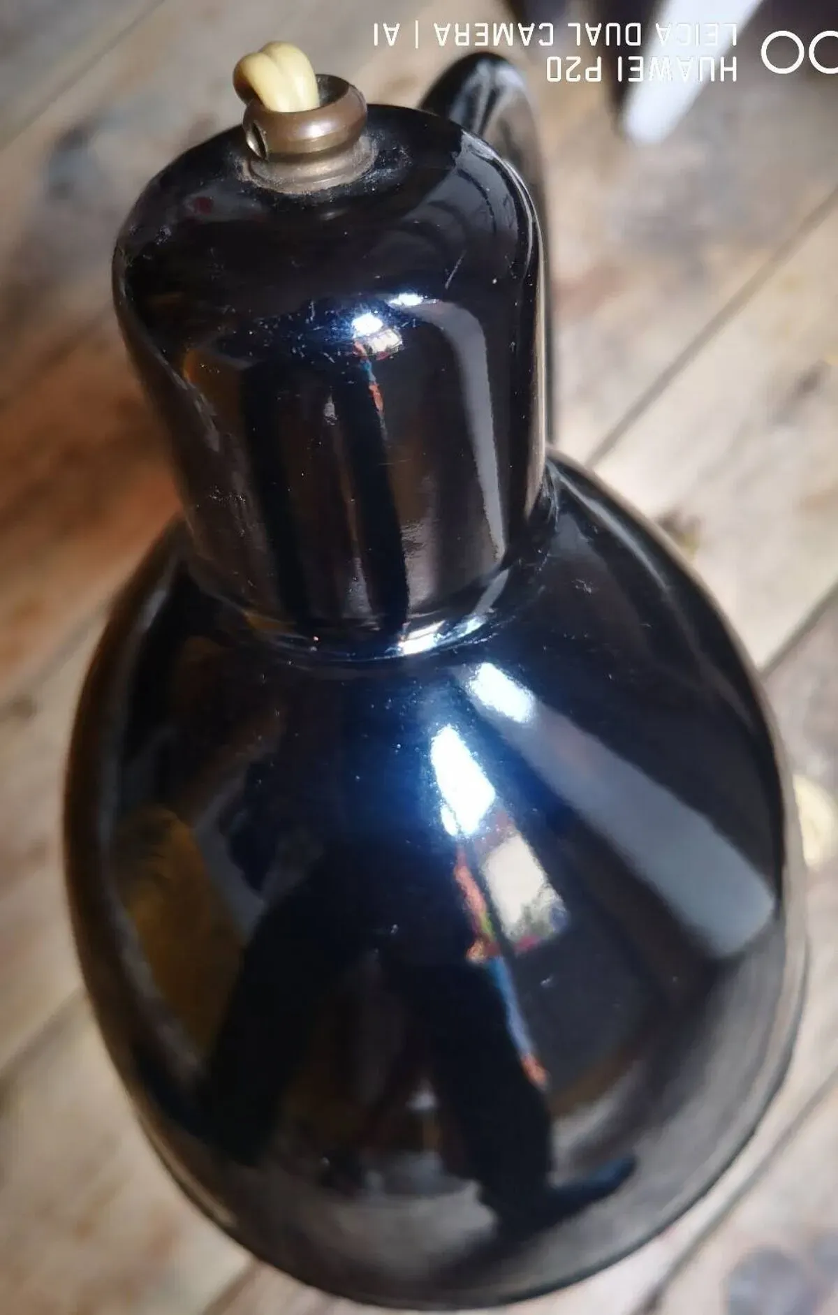 Illustration numéro 5 du produit Lampe moderniste en tôle laquée noir