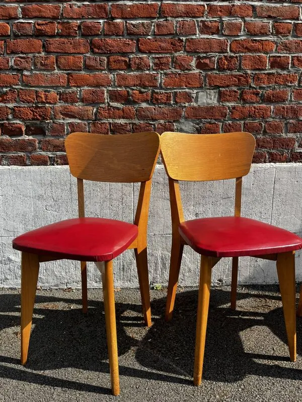 Illustration numéro 5 du produit 4 chaises bistrot vintage en bois et skaï rouge, pieds compas