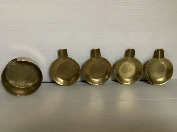 Illustration numéro 5 du produit Quatre cendriers individuels en laiton