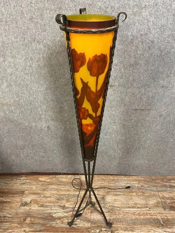 Illustration numéro 5 du produit lampadaire Art Nouveau en fer forgé et pâte de verre
