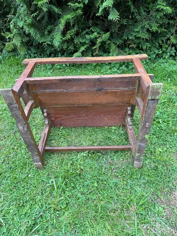 Illustration numéro 5 du produit Bureau ancien d’écolier