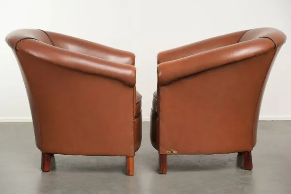 Illustration numéro 5 du produit Ensemble de 2 fauteuils club en cuir de vache en bon état dans le style anglais.