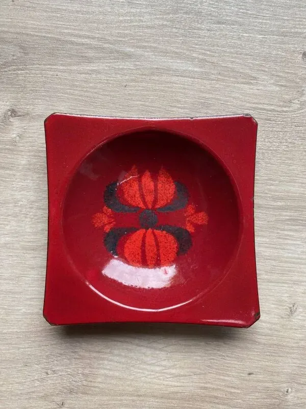 Illustration numéro 5 du produit Cendrier vintage en tole emaillee tons rouge decor floral annees 60