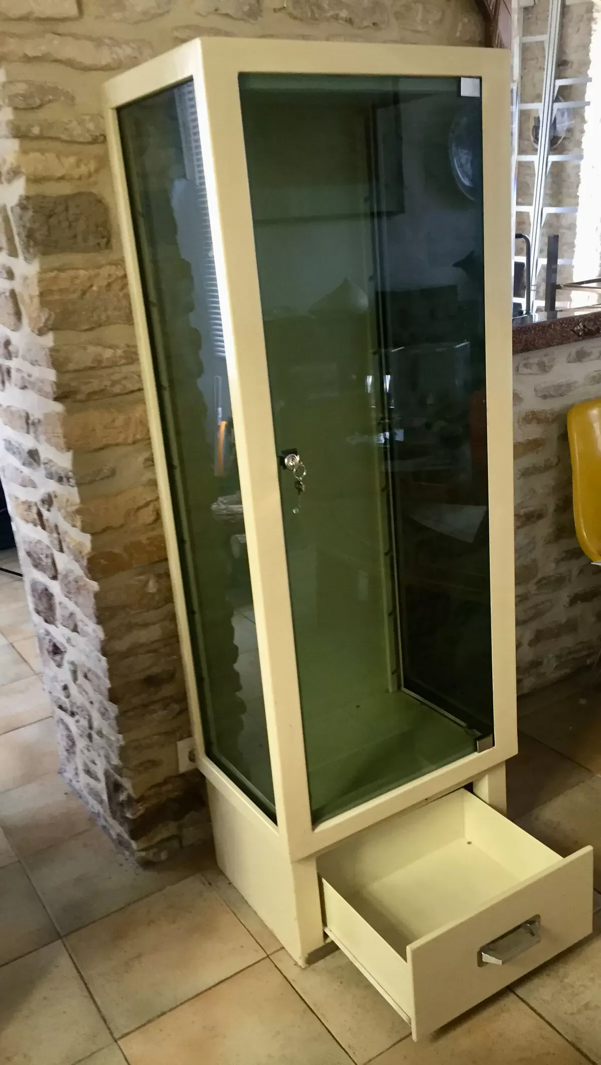 Illustration numéro 5 du produit Armoire metallique vintage