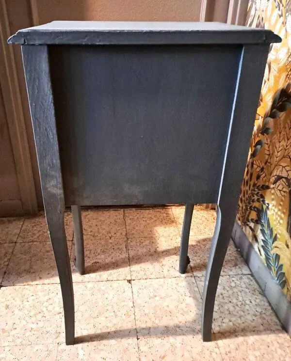 Illustration numéro 5 du produit Table de chevet 1950 en bois peint coloris gris trench rénovée 3 tiroirs