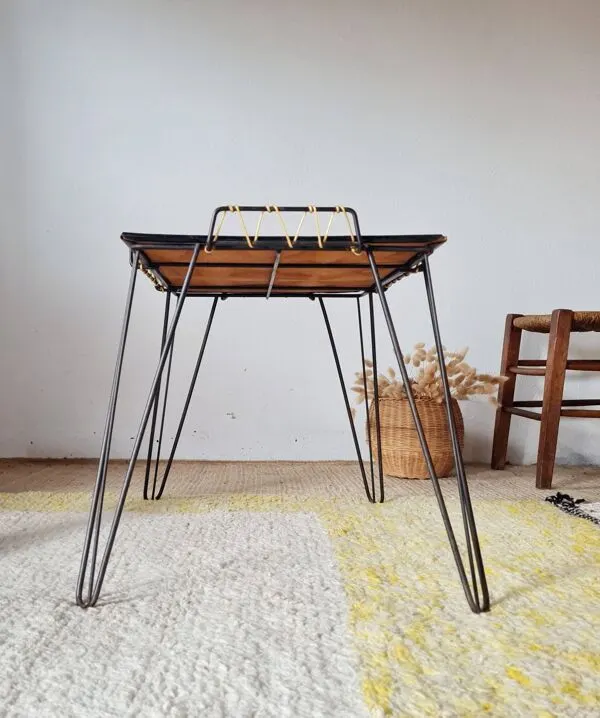 Illustration numéro 5 du produit Table basse d'appoint en métal noir et scoubidou, années 50