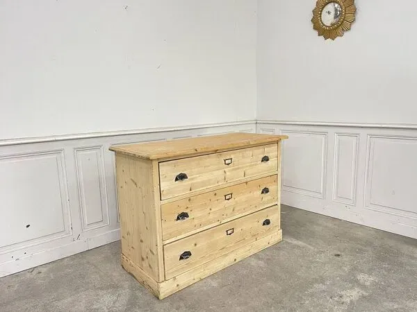 Illustration numéro 5 du produit Commode en sapin 1940 à porte-étiquettes