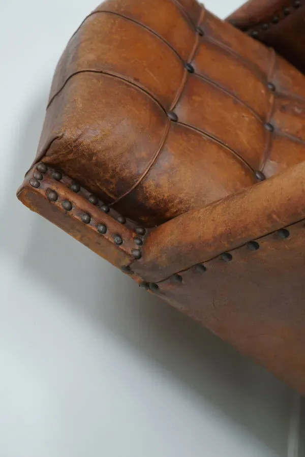 Illustration numéro 5 du produit Fauteuil club en cuir cognac à dossier boutonné