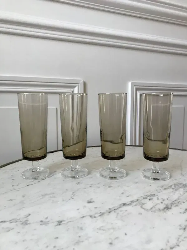 Illustration numéro 5 du produit Lot de 4 flûtes à champagne en verre fumé années 70