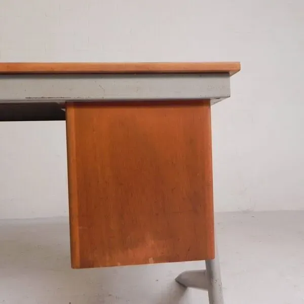 Illustration numéro 5 du produit Bureau industriel avec 2 caissons à tiroirs, années 1960