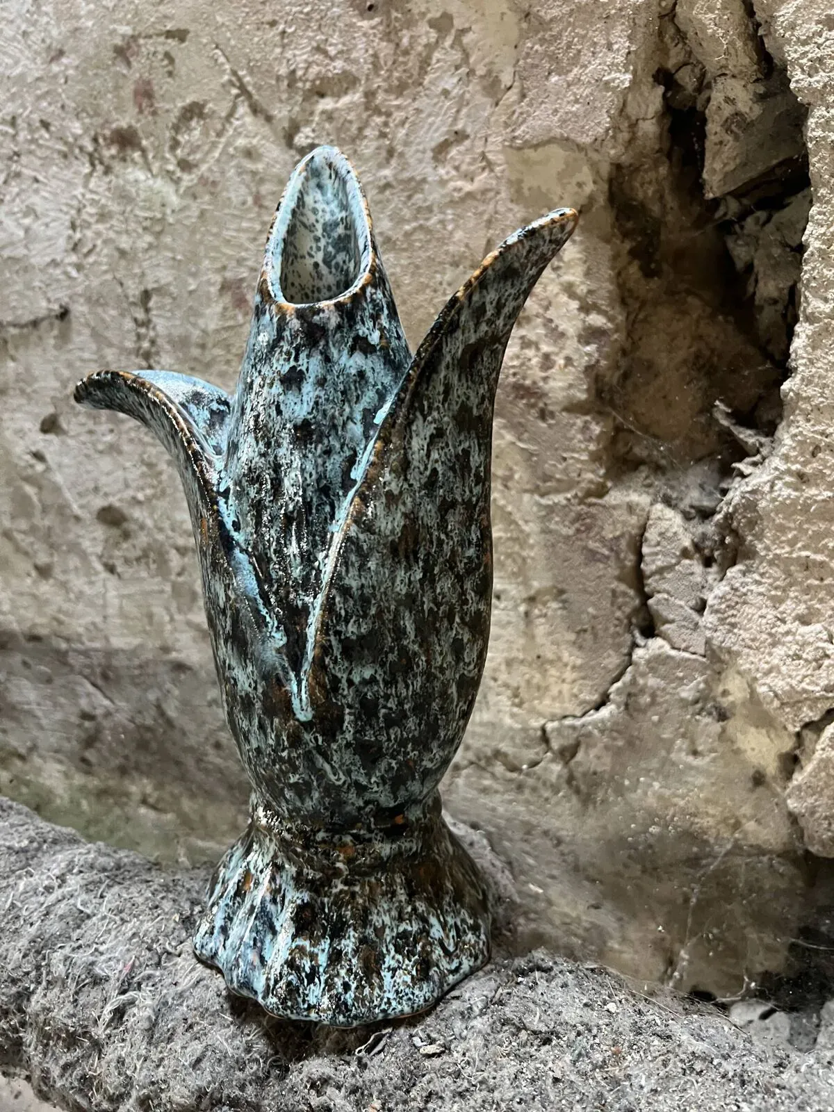 Illustration numéro 5 du produit Vase tulipe vintage en céramique émaillée bleu-vert, forme florale stylisée