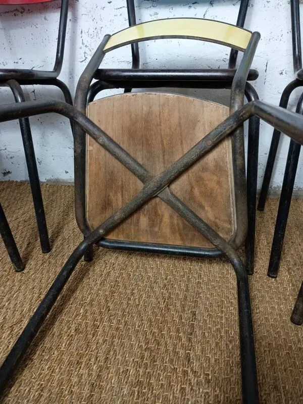 Illustration numéro 5 du produit 8 chaises de cantine formica jaune bleu rouge tubulure métal années 50-60