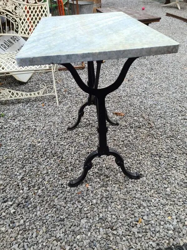 Illustration numéro 5 du produit Table de café en fonte et dessus marbre