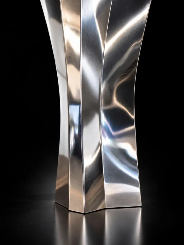 Illustration numéro 5 du produit Grand vase-sculpture signé – acier inoxydable poli miroir –  circa 199